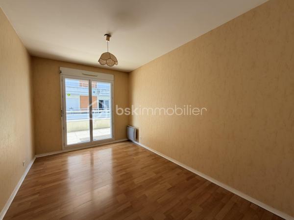 Voici une version corrigée et plus attractive pour une annonce immobilière :

Idéalement situé à deux pas de l'arrêt de tram Monconseil, au sein d'une résidence calme et sécurisée, cet appartement vous séduira par sa proximité immédiate avec toutes les commodités : commerces, bus, tramway et accès rapide au centre-ville de Tours.

Situé au 1er étage avec ascenseur, il se compose d'une entrée avec rangements et espace buanderie, d'une cuisine indépendante aménagée et équipée, ainsi que d'un vaste salon-séjour lumineux ouvrant sur une grande terrasse exposée Ouest.

L'espace nuit comprend deux chambres, une salle d'eau et des WC séparés.

Côté confort, vous bénéficierez de fenêtres en PVC avec double vitrage et d'un chauffage individuel électrique.

**Le véritable atout de ce bien : un garage fermé (box) en sous-sol, un confort rare et très recherché sur le secteur.**

À découvrir sans tarder !