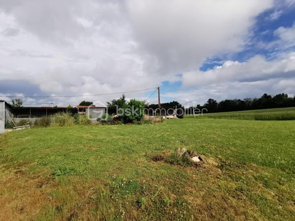Alexandre Rondolotto, Mandataire indépendant BSK Immobilier, vous propose une belle demeure de la fin du 19 ème siècle en parfait état structurel.                                  Nichée au calme sur les hauteurs de la commune de Ramous, elle se situe à seulement 10 minutes d'Orthez et 40 minutes de Bayonne.
Cette maison mitoyenne bénéficie d'un double accès : un coté Sud pour le stationnement du quotidien, et un coté Nord donnant accès à un terrain permettant d’accueillir une activité professionnelle ou de stockage de matériel (artisans, BTP, maraichage...). 
La toiture de la partie ancienne est récente et en parfait état, l'extension pour sa part, dans laquelle se trouve le salon-séjour, est plus récente.
L'habitation bénéficie de climatisations réversibles dans plusieurs pièces, de double vitrage PVC, et d'une façade rénovée coté Nord.
Elle est composée au rez de chaussée d'un dégagement avec placard, d'une partie buanderie avec douche et w-c, d'une entrée, d'un salon-séjour, d'une cuisine, d'une chambre, d'une salle de bains, et d'un w-c.
Au premier étage, un dégagement dessert deux chambres dont une avec dressing, et un bureau ou chambre d'appoint ( 8.5 m² ).
Au dessus, les combles non aménageables et très bien isolés vous garantissent confort et économies.
Coté extérieurs, vous trouverez une cour en béton communiquant avec la parcelle de terrain avec appentis coté Nord, deux garages ouverts, un cabanon de jardin sur dalle béton et un jardin plein sud, facile à entretenir, donnant directement sur les pièces de vie et la chambre du rez de chaussée.
Cette belle bâtisse est tout à fait habitable en l'état, mais pour plus de confort, prévoir une enveloppe travaux pour refaire : une petite partie de l'électricité, mettre des revêtements au murs et au sol à votre goût, remplacer quelques radiateurs, revoir ou remplacer l'assainissement individuel, et éventuellement refaire cuisine et salle de bains selon vos besoins.
L'ensemble immobilier propose une surface totale de 4736 m² de terrain, aux abords d'une forêt, pour le plus grand bonheur des artisans, maraichers, amoureux de la nature... qui pourront développer leur activité et faire de belles balades au quotidien.
N.B. : Les deux dernières photos sont des exemples d'aménagements générés par L' IA pour vous aider à vous projeter.
Je suis à votre écoute, ouvrez vos agendas et contactez moi vite, je me ferai un plaisir de vous conseiller tout au long de votre projet !