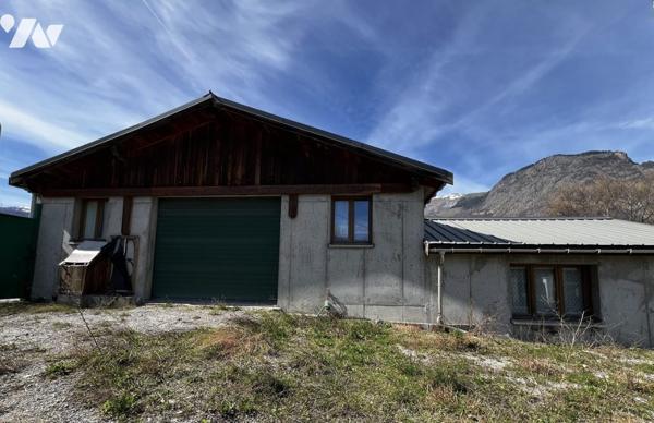 Local d'activité professionnelle avec porte automatique.