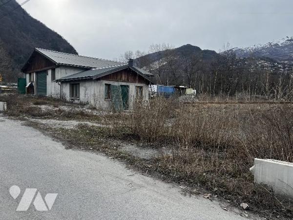 Local d'activité professionnelle avec porte automatique.