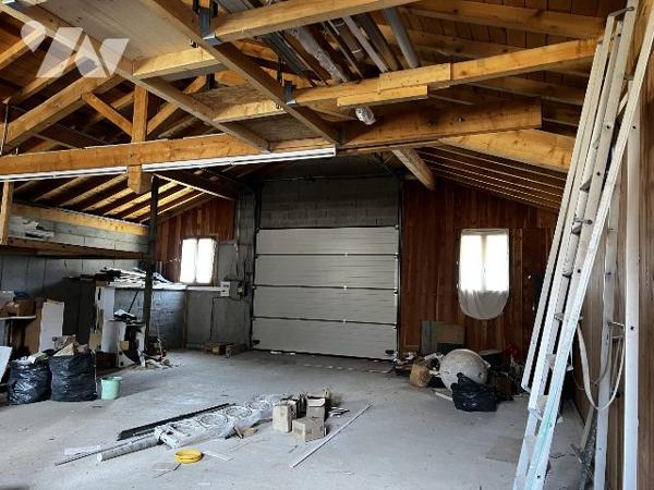 Local d'activité professionnelle avec porte automatique.