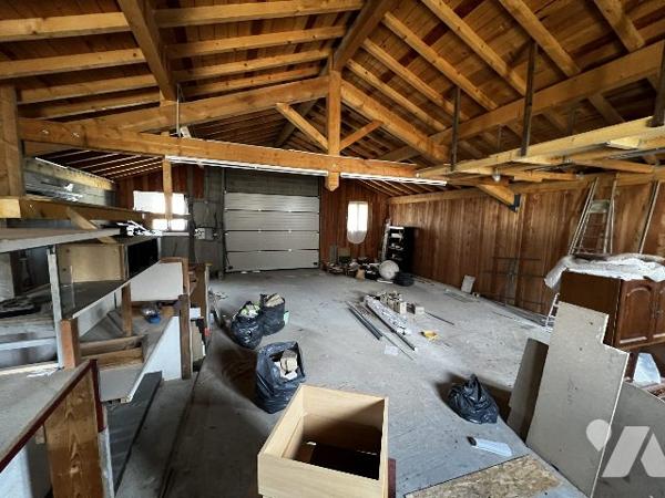 Local d'activité professionnelle avec porte automatique.