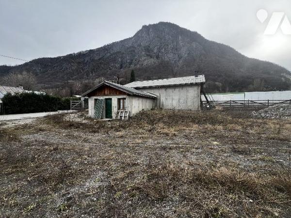 Local d'activité professionnelle avec porte automatique.
