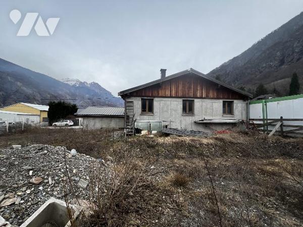 Local d'activité professionnelle avec porte automatique.