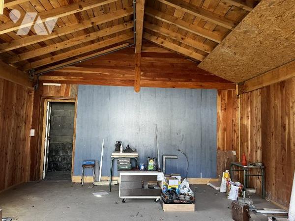 Local d'activité professionnelle avec porte automatique.