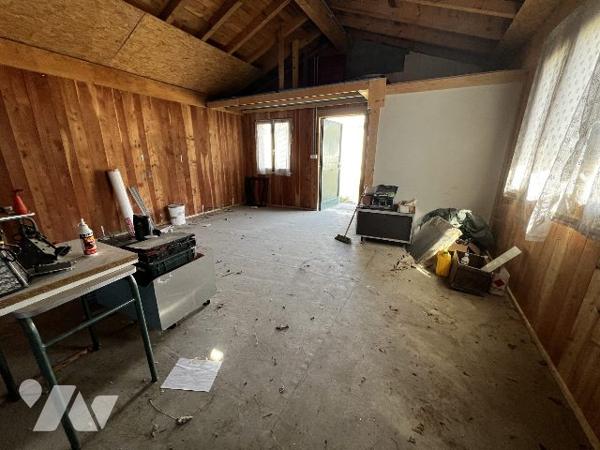 Local d'activité professionnelle avec porte automatique.