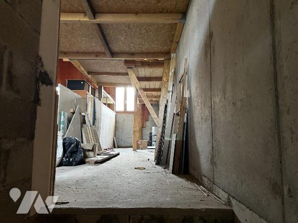 Local d'activité professionnelle avec porte automatique.