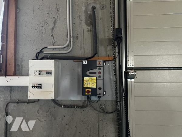 Local d'activité professionnelle avec porte automatique.