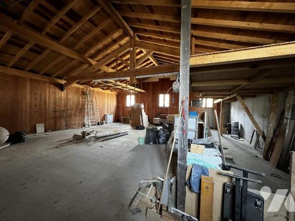 Local d'activité professionnelle avec porte automatique.