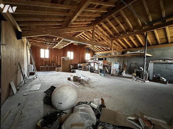 Local d'activité professionnelle avec porte automatique.