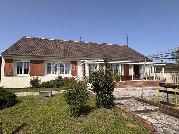 Idéalement située dans un environnement calme et privilégié, à seulement 8 km de Breteuil et 10 km de Verneuil-sur-Avre (avec sa gare directe vers Paris-Montparnasse), découvrez cette charmante maison à rafraichir intérieurement.

Dès l'entrée, vous serez séduit par une magnifique véranda de 19 m² donnant sur le jardin, véritable pièce de vie supplémentaire baignée de lumière. La maison s'ouvre sur une vaste entrée équipée d'un grand dressing fonctionnel.

Un salon-séjour traversant de 32 m², chaleureux et lumineux, agrémenté d'une cheminée avec insert, une cuisine récente, aménagée et entièrement équipée,  3 chambres dont l'une bénéficie d'un cabinet de toilettes privatif donnant la possibilité d'une salle d'eau supplémentaire. Une salle d'eau, un wc séparé. Dans le couloir de nombreux placards de rangement.

Un premier garage de 24 m² est attenant à la maison avec accès par la véranda.

🌳 Les extérieurs : Un véritable havre de paix
Édifiée sur un magnifique terrain clos de 2 570 m², la propriété offre un cadre verdoyant exceptionnel complété par une charmante mare naturelle et un chalet en bois pour stocker vos outils de jardin. Les amateurs de bricolage ou de stockage profiteront également d'un second garage indépendant de 35 m².

🛠️ Les + Techniques (Le vrai point fort !)
Vous n'avez aucun gros travaux à prévoir juste un rafraichissement intérieur pour moderniser l'ensemble.
Chauffage électrique et insert à bois
Construction Phoenix mais avec Isolation thermique par l'extérieur (ITE) récente
Fenêtres en double vitrage PVC avec volets roulants solaires
Couverture en bon état

Portail électrique
Assainissement individuel
Taxe foncière : 1128€

Contactez moi dès aujourd'hui pour planifier une visite !