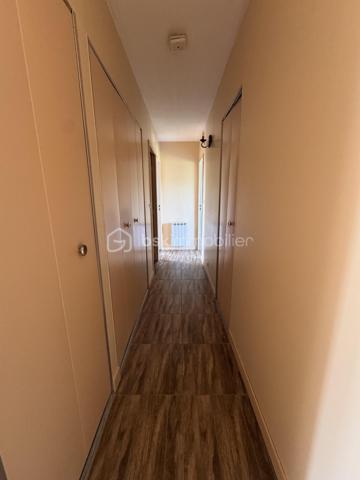 Idéalement située dans un environnement calme et privilégié, à seulement 8 km de Breteuil et 10 km de Verneuil-sur-Avre (avec sa gare directe vers Paris-Montparnasse), découvrez cette charmante maison à rafraichir intérieurement.

Dès l'entrée, vous serez séduit par une magnifique véranda de 19 m² donnant sur le jardin, véritable pièce de vie supplémentaire baignée de lumière. La maison s'ouvre sur une vaste entrée équipée d'un grand dressing fonctionnel.

Un salon-séjour traversant de 32 m², chaleureux et lumineux, agrémenté d'une cheminée avec insert, une cuisine récente, aménagée et entièrement équipée,  3 chambres dont l'une bénéficie d'un cabinet de toilettes privatif donnant la possibilité d'une salle d'eau supplémentaire. Une salle d'eau, un wc séparé. Dans le couloir de nombreux placards de rangement.

Un premier garage de 24 m² est attenant à la maison avec accès par la véranda.

🌳 Les extérieurs : Un véritable havre de paix
Édifiée sur un magnifique terrain clos de 2 570 m², la propriété offre un cadre verdoyant exceptionnel complété par une charmante mare naturelle et un chalet en bois pour stocker vos outils de jardin. Les amateurs de bricolage ou de stockage profiteront également d'un second garage indépendant de 35 m².

🛠️ Les + Techniques (Le vrai point fort !)
Vous n'avez aucun gros travaux à prévoir juste un rafraichissement intérieur pour moderniser l'ensemble.
Chauffage électrique et insert à bois
Construction Phoenix mais avec Isolation thermique par l'extérieur (ITE) récente
Fenêtres en double vitrage PVC avec volets roulants solaires
Couverture en bon état

Portail électrique
Assainissement individuel
Taxe foncière : 1128€

Contactez moi dès aujourd'hui pour planifier une visite !