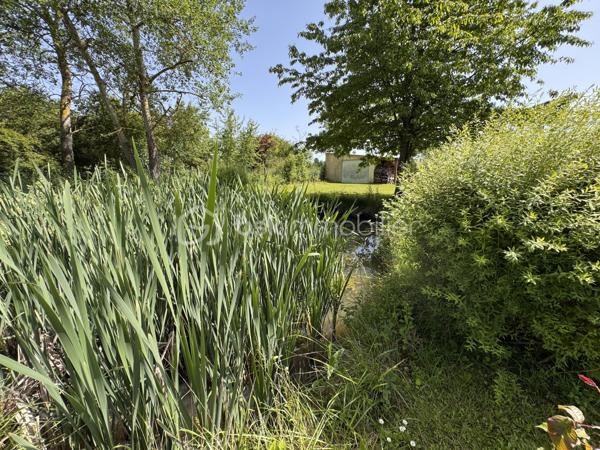 Idéalement située dans un environnement calme et privilégié, à seulement 8 km de Breteuil et 10 km de Verneuil-sur-Avre (avec sa gare directe vers Paris-Montparnasse), découvrez cette charmante maison à rafraichir intérieurement.

Dès l'entrée, vous serez séduit par une magnifique véranda de 19 m² donnant sur le jardin, véritable pièce de vie supplémentaire baignée de lumière. La maison s'ouvre sur une vaste entrée équipée d'un grand dressing fonctionnel.

Un salon-séjour traversant de 32 m², chaleureux et lumineux, agrémenté d'une cheminée avec insert, une cuisine récente, aménagée et entièrement équipée,  3 chambres dont l'une bénéficie d'un cabinet de toilettes privatif donnant la possibilité d'une salle d'eau supplémentaire. Une salle d'eau, un wc séparé. Dans le couloir de nombreux placards de rangement.

Un premier garage de 24 m² est attenant à la maison avec accès par la véranda.

🌳 Les extérieurs : Un véritable havre de paix
Édifiée sur un magnifique terrain clos de 2 570 m², la propriété offre un cadre verdoyant exceptionnel complété par une charmante mare naturelle et un chalet en bois pour stocker vos outils de jardin. Les amateurs de bricolage ou de stockage profiteront également d'un second garage indépendant de 35 m².

🛠️ Les + Techniques (Le vrai point fort !)
Vous n'avez aucun gros travaux à prévoir juste un rafraichissement intérieur pour moderniser l'ensemble.
Chauffage électrique et insert à bois
Construction Phoenix mais avec Isolation thermique par l'extérieur (ITE) récente
Fenêtres en double vitrage PVC avec volets roulants solaires
Couverture en bon état

Portail électrique
Assainissement individuel
Taxe foncière : 1128€

Contactez moi dès aujourd'hui pour planifier une visite !