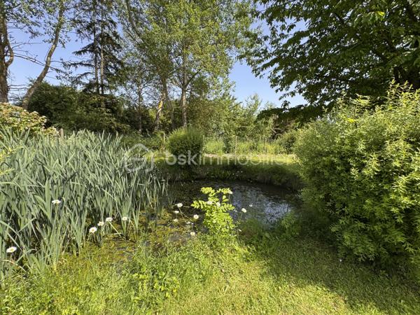 Idéalement située dans un environnement calme et privilégié, à seulement 8 km de Breteuil et 10 km de Verneuil-sur-Avre (avec sa gare directe vers Paris-Montparnasse), découvrez cette charmante maison à rafraichir intérieurement.

Dès l'entrée, vous serez séduit par une magnifique véranda de 19 m² donnant sur le jardin, véritable pièce de vie supplémentaire baignée de lumière. La maison s'ouvre sur une vaste entrée équipée d'un grand dressing fonctionnel.

Un salon-séjour traversant de 32 m², chaleureux et lumineux, agrémenté d'une cheminée avec insert, une cuisine récente, aménagée et entièrement équipée,  3 chambres dont l'une bénéficie d'un cabinet de toilettes privatif donnant la possibilité d'une salle d'eau supplémentaire. Une salle d'eau, un wc séparé. Dans le couloir de nombreux placards de rangement.

Un premier garage de 24 m² est attenant à la maison avec accès par la véranda.

🌳 Les extérieurs : Un véritable havre de paix
Édifiée sur un magnifique terrain clos de 2 570 m², la propriété offre un cadre verdoyant exceptionnel complété par une charmante mare naturelle et un chalet en bois pour stocker vos outils de jardin. Les amateurs de bricolage ou de stockage profiteront également d'un second garage indépendant de 35 m².

🛠️ Les + Techniques (Le vrai point fort !)
Vous n'avez aucun gros travaux à prévoir juste un rafraichissement intérieur pour moderniser l'ensemble.
Chauffage électrique et insert à bois
Construction Phoenix mais avec Isolation thermique par l'extérieur (ITE) récente
Fenêtres en double vitrage PVC avec volets roulants solaires
Couverture en bon état

Portail électrique
Assainissement individuel
Taxe foncière : 1128€

Contactez moi dès aujourd'hui pour planifier une visite !