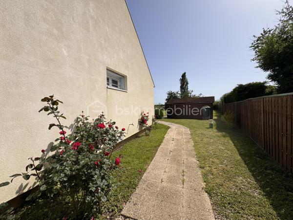 Idéalement située dans un environnement calme et privilégié, à seulement 8 km de Breteuil et 10 km de Verneuil-sur-Avre (avec sa gare directe vers Paris-Montparnasse), découvrez cette charmante maison à rafraichir intérieurement.

Dès l'entrée, vous serez séduit par une magnifique véranda de 19 m² donnant sur le jardin, véritable pièce de vie supplémentaire baignée de lumière. La maison s'ouvre sur une vaste entrée équipée d'un grand dressing fonctionnel.

Un salon-séjour traversant de 32 m², chaleureux et lumineux, agrémenté d'une cheminée avec insert, une cuisine récente, aménagée et entièrement équipée,  3 chambres dont l'une bénéficie d'un cabinet de toilettes privatif donnant la possibilité d'une salle d'eau supplémentaire. Une salle d'eau, un wc séparé. Dans le couloir de nombreux placards de rangement.

Un premier garage de 24 m² est attenant à la maison avec accès par la véranda.

🌳 Les extérieurs : Un véritable havre de paix
Édifiée sur un magnifique terrain clos de 2 570 m², la propriété offre un cadre verdoyant exceptionnel complété par une charmante mare naturelle et un chalet en bois pour stocker vos outils de jardin. Les amateurs de bricolage ou de stockage profiteront également d'un second garage indépendant de 35 m².

🛠️ Les + Techniques (Le vrai point fort !)
Vous n'avez aucun gros travaux à prévoir juste un rafraichissement intérieur pour moderniser l'ensemble.
Chauffage électrique et insert à bois
Construction Phoenix mais avec Isolation thermique par l'extérieur (ITE) récente
Fenêtres en double vitrage PVC avec volets roulants solaires
Couverture en bon état

Portail électrique
Assainissement individuel
Taxe foncière : 1128€

Contactez moi dès aujourd'hui pour planifier une visite !