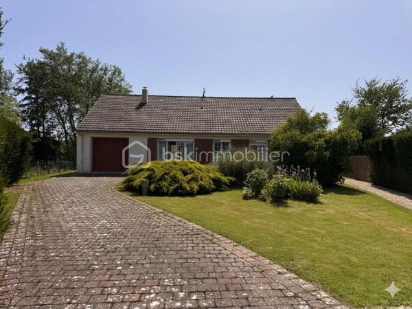 Idéalement située dans un environnement calme et privilégié, à seulement 8 km de Breteuil et 10 km de Verneuil-sur-Avre (avec sa gare directe vers Paris-Montparnasse), découvrez cette charmante maison à rafraichir intérieurement.

Dès l'entrée, vous serez séduit par une magnifique véranda de 19 m² donnant sur le jardin, véritable pièce de vie supplémentaire baignée de lumière. La maison s'ouvre sur une vaste entrée équipée d'un grand dressing fonctionnel.

Un salon-séjour traversant de 32 m², chaleureux et lumineux, agrémenté d'une cheminée avec insert, une cuisine récente, aménagée et entièrement équipée,  3 chambres dont l'une bénéficie d'un cabinet de toilettes privatif donnant la possibilité d'une salle d'eau supplémentaire. Une salle d'eau, un wc séparé. Dans le couloir de nombreux placards de rangement.

Un premier garage de 24 m² est attenant à la maison avec accès par la véranda.

🌳 Les extérieurs : Un véritable havre de paix
Édifiée sur un magnifique terrain clos de 2 570 m², la propriété offre un cadre verdoyant exceptionnel complété par une charmante mare naturelle et un chalet en bois pour stocker vos outils de jardin. Les amateurs de bricolage ou de stockage profiteront également d'un second garage indépendant de 35 m².

🛠️ Les + Techniques (Le vrai point fort !)
Vous n'avez aucun gros travaux à prévoir juste un rafraichissement intérieur pour moderniser l'ensemble.
Chauffage électrique et insert à bois
Construction Phoenix mais avec Isolation thermique par l'extérieur (ITE) récente
Fenêtres en double vitrage PVC avec volets roulants solaires
Couverture en bon état

Portail électrique
Assainissement individuel
Taxe foncière : 1128€

Contactez moi dès aujourd'hui pour planifier une visite !