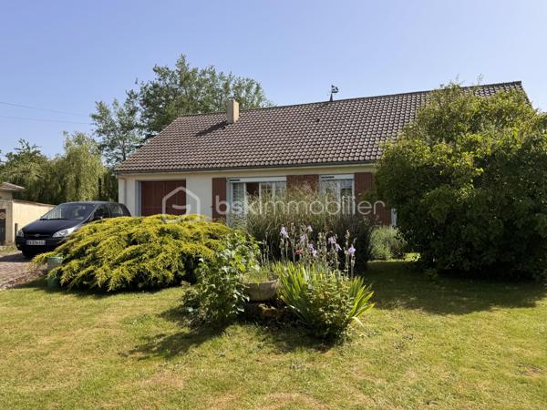 Idéalement située dans un environnement calme et privilégié, à seulement 8 km de Breteuil et 10 km de Verneuil-sur-Avre (avec sa gare directe vers Paris-Montparnasse), découvrez cette charmante maison à rafraichir intérieurement.

Dès l'entrée, vous serez séduit par une magnifique véranda de 19 m² donnant sur le jardin, véritable pièce de vie supplémentaire baignée de lumière. La maison s'ouvre sur une vaste entrée équipée d'un grand dressing fonctionnel.

Un salon-séjour traversant de 32 m², chaleureux et lumineux, agrémenté d'une cheminée avec insert, une cuisine récente, aménagée et entièrement équipée,  3 chambres dont l'une bénéficie d'un cabinet de toilettes privatif donnant la possibilité d'une salle d'eau supplémentaire. Une salle d'eau, un wc séparé. Dans le couloir de nombreux placards de rangement.

Un premier garage de 24 m² est attenant à la maison avec accès par la véranda.

🌳 Les extérieurs : Un véritable havre de paix
Édifiée sur un magnifique terrain clos de 2 570 m², la propriété offre un cadre verdoyant exceptionnel complété par une charmante mare naturelle et un chalet en bois pour stocker vos outils de jardin. Les amateurs de bricolage ou de stockage profiteront également d'un second garage indépendant de 35 m².

🛠️ Les + Techniques (Le vrai point fort !)
Vous n'avez aucun gros travaux à prévoir juste un rafraichissement intérieur pour moderniser l'ensemble.
Chauffage électrique et insert à bois
Construction Phoenix mais avec Isolation thermique par l'extérieur (ITE) récente
Fenêtres en double vitrage PVC avec volets roulants solaires
Couverture en bon état

Portail électrique
Assainissement individuel
Taxe foncière : 1128€

Contactez moi dès aujourd'hui pour planifier une visite !