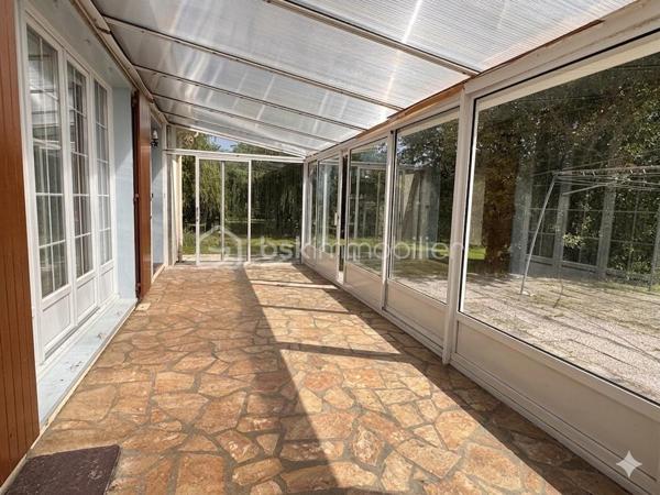 Idéalement située dans un environnement calme et privilégié, à seulement 8 km de Breteuil et 10 km de Verneuil-sur-Avre (avec sa gare directe vers Paris-Montparnasse), découvrez cette charmante maison à rafraichir intérieurement.

Dès l'entrée, vous serez séduit par une magnifique véranda de 19 m² donnant sur le jardin, véritable pièce de vie supplémentaire baignée de lumière. La maison s'ouvre sur une vaste entrée équipée d'un grand dressing fonctionnel.

Un salon-séjour traversant de 32 m², chaleureux et lumineux, agrémenté d'une cheminée avec insert, une cuisine récente, aménagée et entièrement équipée,  3 chambres dont l'une bénéficie d'un cabinet de toilettes privatif donnant la possibilité d'une salle d'eau supplémentaire. Une salle d'eau, un wc séparé. Dans le couloir de nombreux placards de rangement.

Un premier garage de 24 m² est attenant à la maison avec accès par la véranda.

🌳 Les extérieurs : Un véritable havre de paix
Édifiée sur un magnifique terrain clos de 2 570 m², la propriété offre un cadre verdoyant exceptionnel complété par une charmante mare naturelle et un chalet en bois pour stocker vos outils de jardin. Les amateurs de bricolage ou de stockage profiteront également d'un second garage indépendant de 35 m².

🛠️ Les + Techniques (Le vrai point fort !)
Vous n'avez aucun gros travaux à prévoir juste un rafraichissement intérieur pour moderniser l'ensemble.
Chauffage électrique et insert à bois
Construction Phoenix mais avec Isolation thermique par l'extérieur (ITE) récente
Fenêtres en double vitrage PVC avec volets roulants solaires
Couverture en bon état

Portail électrique
Assainissement individuel
Taxe foncière : 1128€

Contactez moi dès aujourd'hui pour planifier une visite !