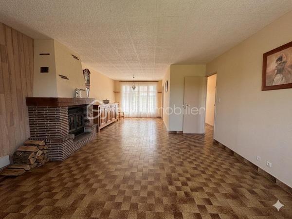 Idéalement située dans un environnement calme et privilégié, à seulement 8 km de Breteuil et 10 km de Verneuil-sur-Avre (avec sa gare directe vers Paris-Montparnasse), découvrez cette charmante maison à rafraichir intérieurement.

Dès l'entrée, vous serez séduit par une magnifique véranda de 19 m² donnant sur le jardin, véritable pièce de vie supplémentaire baignée de lumière. La maison s'ouvre sur une vaste entrée équipée d'un grand dressing fonctionnel.

Un salon-séjour traversant de 32 m², chaleureux et lumineux, agrémenté d'une cheminée avec insert, une cuisine récente, aménagée et entièrement équipée,  3 chambres dont l'une bénéficie d'un cabinet de toilettes privatif donnant la possibilité d'une salle d'eau supplémentaire. Une salle d'eau, un wc séparé. Dans le couloir de nombreux placards de rangement.

Un premier garage de 24 m² est attenant à la maison avec accès par la véranda.

🌳 Les extérieurs : Un véritable havre de paix
Édifiée sur un magnifique terrain clos de 2 570 m², la propriété offre un cadre verdoyant exceptionnel complété par une charmante mare naturelle et un chalet en bois pour stocker vos outils de jardin. Les amateurs de bricolage ou de stockage profiteront également d'un second garage indépendant de 35 m².

🛠️ Les + Techniques (Le vrai point fort !)
Vous n'avez aucun gros travaux à prévoir juste un rafraichissement intérieur pour moderniser l'ensemble.
Chauffage électrique et insert à bois
Construction Phoenix mais avec Isolation thermique par l'extérieur (ITE) récente
Fenêtres en double vitrage PVC avec volets roulants solaires
Couverture en bon état

Portail électrique
Assainissement individuel
Taxe foncière : 1128€

Contactez moi dès aujourd'hui pour planifier une visite !