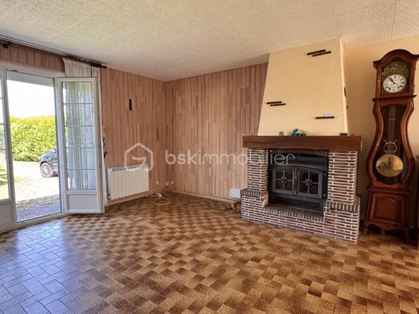 Idéalement située dans un environnement calme et privilégié, à seulement 8 km de Breteuil et 10 km de Verneuil-sur-Avre (avec sa gare directe vers Paris-Montparnasse), découvrez cette charmante maison à rafraichir intérieurement.

Dès l'entrée, vous serez séduit par une magnifique véranda de 19 m² donnant sur le jardin, véritable pièce de vie supplémentaire baignée de lumière. La maison s'ouvre sur une vaste entrée équipée d'un grand dressing fonctionnel.

Un salon-séjour traversant de 32 m², chaleureux et lumineux, agrémenté d'une cheminée avec insert, une cuisine récente, aménagée et entièrement équipée,  3 chambres dont l'une bénéficie d'un cabinet de toilettes privatif donnant la possibilité d'une salle d'eau supplémentaire. Une salle d'eau, un wc séparé. Dans le couloir de nombreux placards de rangement.

Un premier garage de 24 m² est attenant à la maison avec accès par la véranda.

🌳 Les extérieurs : Un véritable havre de paix
Édifiée sur un magnifique terrain clos de 2 570 m², la propriété offre un cadre verdoyant exceptionnel complété par une charmante mare naturelle et un chalet en bois pour stocker vos outils de jardin. Les amateurs de bricolage ou de stockage profiteront également d'un second garage indépendant de 35 m².

🛠️ Les + Techniques (Le vrai point fort !)
Vous n'avez aucun gros travaux à prévoir juste un rafraichissement intérieur pour moderniser l'ensemble.
Chauffage électrique et insert à bois
Construction Phoenix mais avec Isolation thermique par l'extérieur (ITE) récente
Fenêtres en double vitrage PVC avec volets roulants solaires
Couverture en bon état

Portail électrique
Assainissement individuel
Taxe foncière : 1128€

Contactez moi dès aujourd'hui pour planifier une visite !