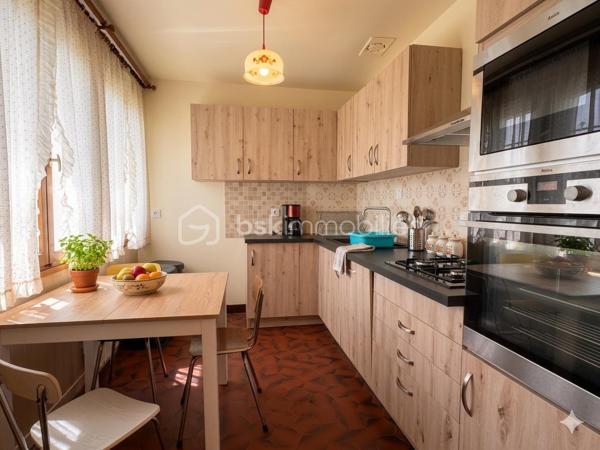Idéalement située dans un environnement calme et privilégié, à seulement 8 km de Breteuil et 10 km de Verneuil-sur-Avre (avec sa gare directe vers Paris-Montparnasse), découvrez cette charmante maison à rafraichir intérieurement.

Dès l'entrée, vous serez séduit par une magnifique véranda de 19 m² donnant sur le jardin, véritable pièce de vie supplémentaire baignée de lumière. La maison s'ouvre sur une vaste entrée équipée d'un grand dressing fonctionnel.

Un salon-séjour traversant de 32 m², chaleureux et lumineux, agrémenté d'une cheminée avec insert, une cuisine récente, aménagée et entièrement équipée,  3 chambres dont l'une bénéficie d'un cabinet de toilettes privatif donnant la possibilité d'une salle d'eau supplémentaire. Une salle d'eau, un wc séparé. Dans le couloir de nombreux placards de rangement.

Un premier garage de 24 m² est attenant à la maison avec accès par la véranda.

🌳 Les extérieurs : Un véritable havre de paix
Édifiée sur un magnifique terrain clos de 2 570 m², la propriété offre un cadre verdoyant exceptionnel complété par une charmante mare naturelle et un chalet en bois pour stocker vos outils de jardin. Les amateurs de bricolage ou de stockage profiteront également d'un second garage indépendant de 35 m².

🛠️ Les + Techniques (Le vrai point fort !)
Vous n'avez aucun gros travaux à prévoir juste un rafraichissement intérieur pour moderniser l'ensemble.
Chauffage électrique et insert à bois
Construction Phoenix mais avec Isolation thermique par l'extérieur (ITE) récente
Fenêtres en double vitrage PVC avec volets roulants solaires
Couverture en bon état

Portail électrique
Assainissement individuel
Taxe foncière : 1128€

Contactez moi dès aujourd'hui pour planifier une visite !