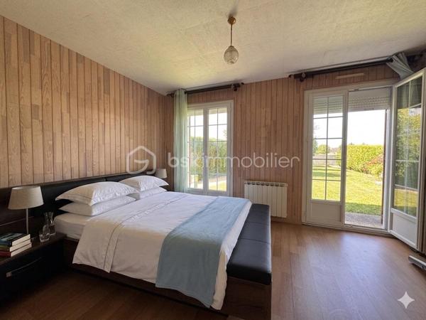 Idéalement située dans un environnement calme et privilégié, à seulement 8 km de Breteuil et 10 km de Verneuil-sur-Avre (avec sa gare directe vers Paris-Montparnasse), découvrez cette charmante maison à rafraichir intérieurement.

Dès l'entrée, vous serez séduit par une magnifique véranda de 19 m² donnant sur le jardin, véritable pièce de vie supplémentaire baignée de lumière. La maison s'ouvre sur une vaste entrée équipée d'un grand dressing fonctionnel.

Un salon-séjour traversant de 32 m², chaleureux et lumineux, agrémenté d'une cheminée avec insert, une cuisine récente, aménagée et entièrement équipée,  3 chambres dont l'une bénéficie d'un cabinet de toilettes privatif donnant la possibilité d'une salle d'eau supplémentaire. Une salle d'eau, un wc séparé. Dans le couloir de nombreux placards de rangement.

Un premier garage de 24 m² est attenant à la maison avec accès par la véranda.

🌳 Les extérieurs : Un véritable havre de paix
Édifiée sur un magnifique terrain clos de 2 570 m², la propriété offre un cadre verdoyant exceptionnel complété par une charmante mare naturelle et un chalet en bois pour stocker vos outils de jardin. Les amateurs de bricolage ou de stockage profiteront également d'un second garage indépendant de 35 m².

🛠️ Les + Techniques (Le vrai point fort !)
Vous n'avez aucun gros travaux à prévoir juste un rafraichissement intérieur pour moderniser l'ensemble.
Chauffage électrique et insert à bois
Construction Phoenix mais avec Isolation thermique par l'extérieur (ITE) récente
Fenêtres en double vitrage PVC avec volets roulants solaires
Couverture en bon état

Portail électrique
Assainissement individuel
Taxe foncière : 1128€

Contactez moi dès aujourd'hui pour planifier une visite !