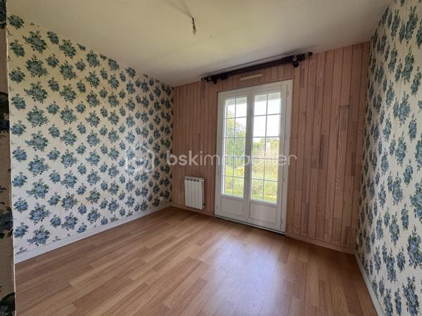 Idéalement située dans un environnement calme et privilégié, à seulement 8 km de Breteuil et 10 km de Verneuil-sur-Avre (avec sa gare directe vers Paris-Montparnasse), découvrez cette charmante maison à rafraichir intérieurement.

Dès l'entrée, vous serez séduit par une magnifique véranda de 19 m² donnant sur le jardin, véritable pièce de vie supplémentaire baignée de lumière. La maison s'ouvre sur une vaste entrée équipée d'un grand dressing fonctionnel.

Un salon-séjour traversant de 32 m², chaleureux et lumineux, agrémenté d'une cheminée avec insert, une cuisine récente, aménagée et entièrement équipée,  3 chambres dont l'une bénéficie d'un cabinet de toilettes privatif donnant la possibilité d'une salle d'eau supplémentaire. Une salle d'eau, un wc séparé. Dans le couloir de nombreux placards de rangement.

Un premier garage de 24 m² est attenant à la maison avec accès par la véranda.

🌳 Les extérieurs : Un véritable havre de paix
Édifiée sur un magnifique terrain clos de 2 570 m², la propriété offre un cadre verdoyant exceptionnel complété par une charmante mare naturelle et un chalet en bois pour stocker vos outils de jardin. Les amateurs de bricolage ou de stockage profiteront également d'un second garage indépendant de 35 m².

🛠️ Les + Techniques (Le vrai point fort !)
Vous n'avez aucun gros travaux à prévoir juste un rafraichissement intérieur pour moderniser l'ensemble.
Chauffage électrique et insert à bois
Construction Phoenix mais avec Isolation thermique par l'extérieur (ITE) récente
Fenêtres en double vitrage PVC avec volets roulants solaires
Couverture en bon état

Portail électrique
Assainissement individuel
Taxe foncière : 1128€

Contactez moi dès aujourd'hui pour planifier une visite !