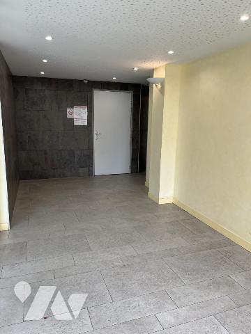 ORVAULT, Giacometti. Dans un immeuble de 2004 , T3 de 66 m² avec balcon - Box  + Parking. TBE