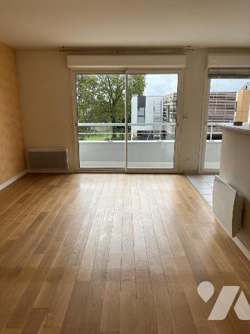 ORVAULT, Giacometti. Dans un immeuble de 2004 , T3 de 66 m² avec balcon - Box  + Parking. TBE