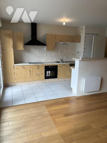 ORVAULT, Giacometti. Dans un immeuble de 2004 , T3 de 66 m² avec balcon - Box  + Parking. TBE