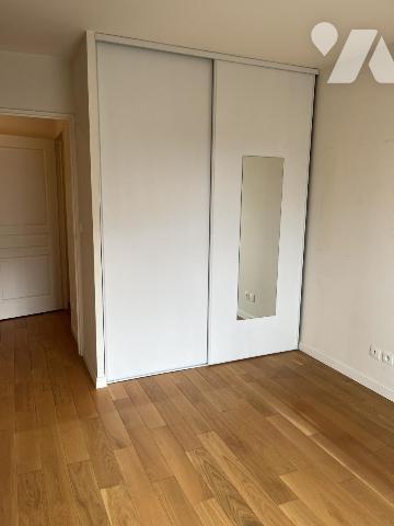 ORVAULT, Giacometti. Dans un immeuble de 2004 , T3 de 66 m² avec balcon - Box  + Parking. TBE