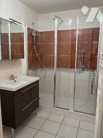 ORVAULT, Giacometti. Dans un immeuble de 2004 , T3 de 66 m² avec balcon - Box  + Parking. TBE