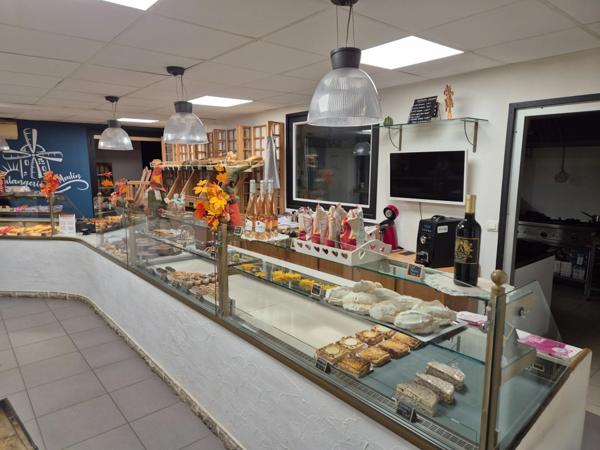 Immeuble 220 m2 exploité avec bail commercial