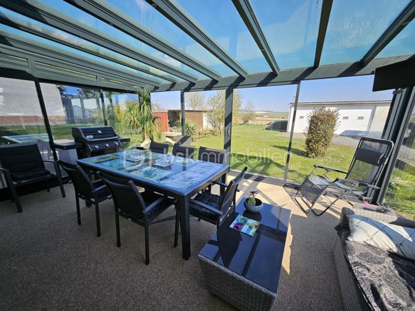 🌿 Aux portes d’Amiens Métropole À 10 MINUTES DU SECTEUR AMIENS EST✨ Maison remise sur le marché suite au non-aboutissement d’un compromis

Une nouvelle opportunité pour découvrir cette belle maison familiale de 135 m² avec véranda, sous-sol complet et grand jardin.

Située dans un environnement recherché, à proximité immédiate des commerces, écoles et médecins, cette maison familiale vous séduira par ses volumes généreux, sa luminosité et son potentiel.
✨ 135 m² habitables – 
✨ Sous-sol complet avec double stationnement
✨ Terrain d’environ 1 000 m²

▪︎Dès l’entrée, vous découvrez un superbe salon-séjour de 40 m², chaleureux et convivial, parfait pour recevoir famille et amis.
▪︎Une cuisine indépendante (ouvrable selon vos envies), une chambre en rez-de-chaussée, salle de bains et WC complètent ce niveau.
▪︎À l’étage, deux belles chambres, un espace palier idéal bureau ou coin lecture, ainsi qu’une seconde salle de bains avec WC offrent confort et fonctionnalité.
▪︎Côté extérieur 🌳 :
Profitez d’un grand jardin, d’une véranda de 19 m² pour vos moments détente toute l’année et d’une terrasse en résine prête à accueillir vos soirées d’été.
Un garage double de plus de 50 m², avec deux portes sectionnelles manuelles.
🔥 Confort moderne avec poêle à pellets RIKA (2022)
📱 Maison pilotable à distance via système intelligent IO
 📂Dossier photos complet sur demande
Une maison entretenue, prête à accueillir une nouvelle famille.

📞 Les visites s’accélèrent : contactez-nous rapidement avant qu’il ne soit trop tard !