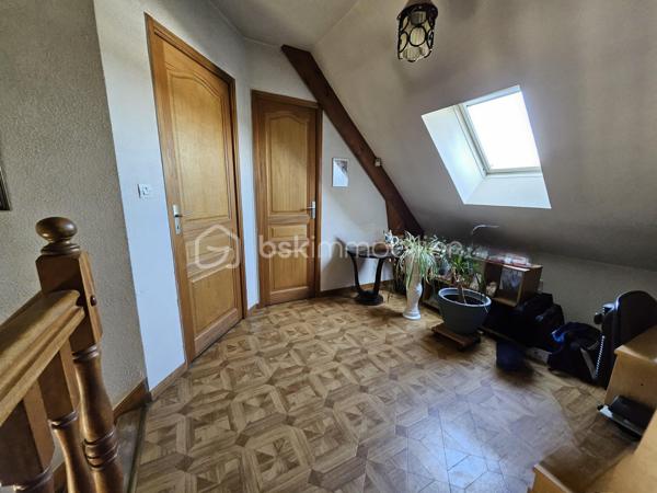 🌿 Aux portes d’Amiens Métropole À 10 MINUTES DU SECTEUR AMIENS EST✨ Maison remise sur le marché suite au non-aboutissement d’un compromis

Une nouvelle opportunité pour découvrir cette belle maison familiale de 135 m² avec véranda, sous-sol complet et grand jardin.

Située dans un environnement recherché, à proximité immédiate des commerces, écoles et médecins, cette maison familiale vous séduira par ses volumes généreux, sa luminosité et son potentiel.
✨ 135 m² habitables – 
✨ Sous-sol complet avec double stationnement
✨ Terrain d’environ 1 000 m²

▪︎Dès l’entrée, vous découvrez un superbe salon-séjour de 40 m², chaleureux et convivial, parfait pour recevoir famille et amis.
▪︎Une cuisine indépendante (ouvrable selon vos envies), une chambre en rez-de-chaussée, salle de bains et WC complètent ce niveau.
▪︎À l’étage, deux belles chambres, un espace palier idéal bureau ou coin lecture, ainsi qu’une seconde salle de bains avec WC offrent confort et fonctionnalité.
▪︎Côté extérieur 🌳 :
Profitez d’un grand jardin, d’une véranda de 19 m² pour vos moments détente toute l’année et d’une terrasse en résine prête à accueillir vos soirées d’été.
Un garage double de plus de 50 m², avec deux portes sectionnelles manuelles.
🔥 Confort moderne avec poêle à pellets RIKA (2022)
📱 Maison pilotable à distance via système intelligent IO
 📂Dossier photos complet sur demande
Une maison entretenue, prête à accueillir une nouvelle famille.

📞 Les visites s’accélèrent : contactez-nous rapidement avant qu’il ne soit trop tard !