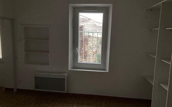 Maison à louer    3 pièces • 77 m2 Flassan