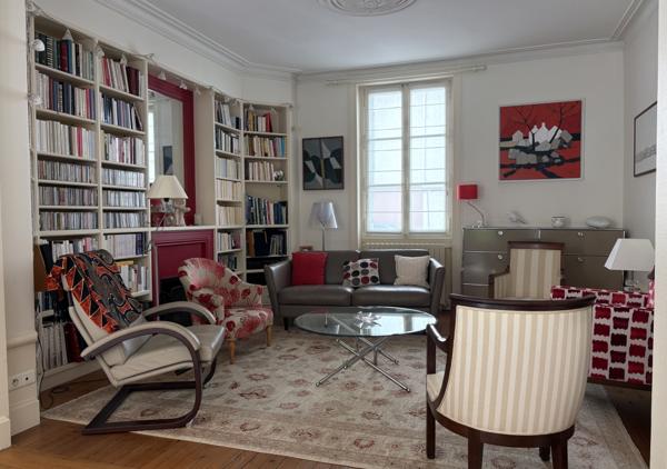 Maison familiale de 138.69 m² de caractère avec 5 chambres, sous-sol complet et stationnement