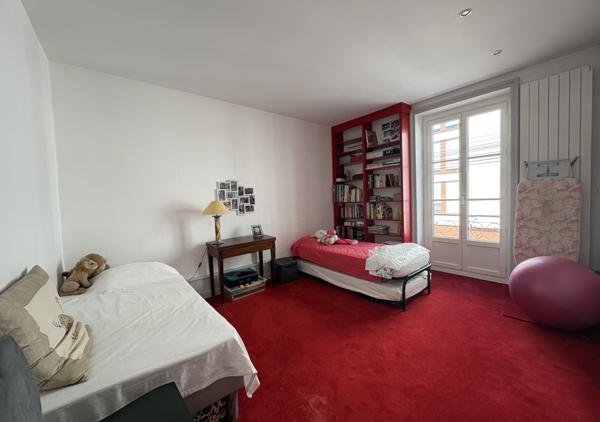 Maison familiale de 138.69 m² de caractère avec 5 chambres, sous-sol complet et stationnement