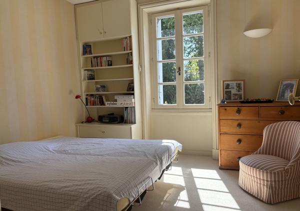 Maison familiale de 138.69 m² de caractère avec 5 chambres, sous-sol complet et stationnement