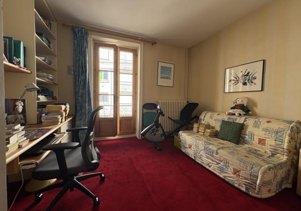 Maison familiale de 138.69 m² de caractère avec 5 chambres, sous-sol complet et stationnement