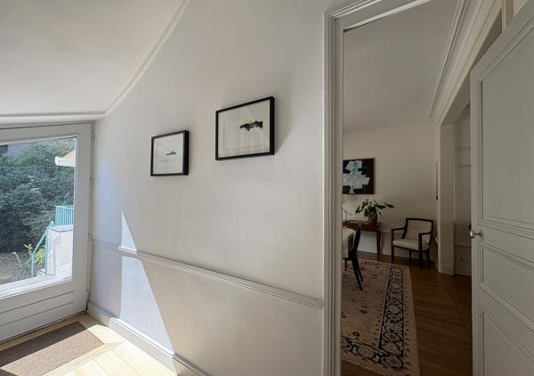 Maison familiale de 138.69 m² de caractère avec 5 chambres, sous-sol complet et stationnement