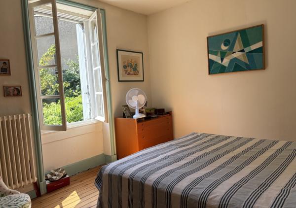 Maison familiale de 138.69 m² de caractère avec 5 chambres, sous-sol complet et stationnement
