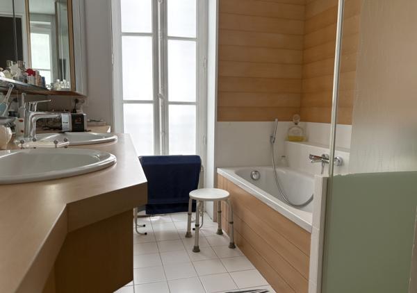 Maison familiale de 138.69 m² de caractère avec 5 chambres, sous-sol complet et stationnement