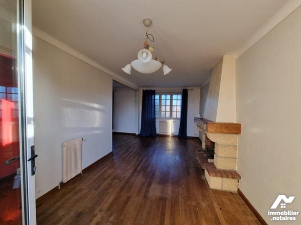 SAINT JULIEN DE CONCELLES centre bourg maison 6 chambres.