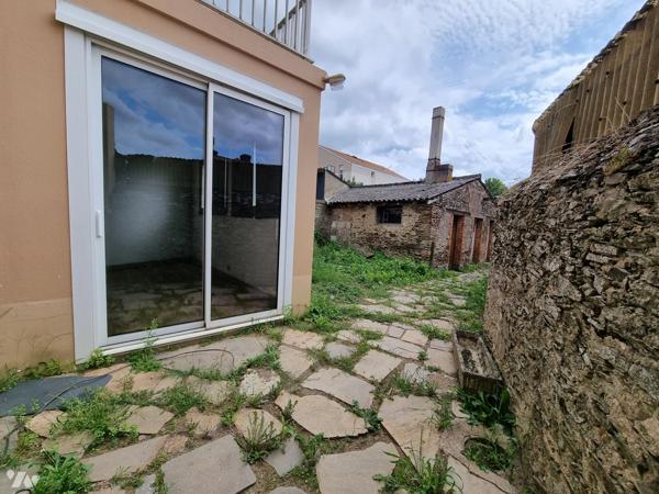 SAINT JULIEN DE CONCELLES centre bourg maison 6 chambres.