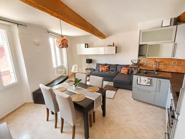 🏡 OLLIOULES CENTRE HISTORIQUE — Appartement de charme T3 de 51 m² • Vendu entièrement meublé • Rénové • Aucun travaux • Faibles charges • 2 chambres

Le charme de l'ancien, le confort d'aujourd'hui et une adresse où tout se fait à pied.

À seulement quelques pas de la place Jean Jaurès, des commerces, des écoles, du marché provençal et de toutes les commodités, découvrez un appartement de charme de 51 m², niché au 3ᵉ étage sur 4 d'un immeuble datant de 1879, où le charme de l'ancien rencontre le confort d'une rénovation soignée.

Vendu entièrement meublé et équipé, il vous permettra de vous installer immédiatement ou de démarrer un projet locatif sans investissement complémentaire. Mobilier intégralement inclus dans le prix de vente.

Derrière cette façade chargée d'histoire se dévoile un appartement entièrement rénové et soigneusement entretenu, où les rénovations ont été réalisées avec soin afin d'offrir un cadre de vie confortable tout en préservant l'âme des lieux.
La cage d'escalier, entièrement rénovée il y a seulement un an, témoigne également du soin apporté à l'entretien de la copropriété.
________________________________________

Dès l'entrée, une agréable sensation de bien-être s'installe. 

La lumière naturelle baigne les pièces de vie tandis que les matériaux choisis créent une ambiance chaleureuse et accueillante.

Le séjour, exposé Sud-Est, constitue un véritable espace de vie convivial.

Les volumes, la belle hauteur sous plafond et les poutres apparentes confèrent au séjour une atmosphère chaleureuse et authentique, typique des appartements du centre historique.

Ouverte sur le séjour, la cuisine entièrement équipée, installée il y a seulement quelques années, séduit par son design contemporain, ses nombreux rangements et sa fonctionnalité au quotidien avec une belle surface d'environ 25 m².

L'espace nuit se compose de deux véritables chambres d'environ 11 m² et 9 m², chacune bénéficiant d'un espace dressing ouvert particulièrement pratique.

La salle d'eau, moderne et parfaitement entretenue avec WC et équipée d'un meuble double vasque avec miroir contemporains complète harmonieusement l'ensemble.
________________________________________

✨ Des prestations pensées pour votre confort

Soucieuse d'offrir un cadre de vie plus confortable et économe en énergie, la propriétaire a entrepris plusieurs travaux d'amélioration :

✔ Isolation des deux chambres réalisée il y a un an

✔ Porte d'entrée remplacée il y a un an

✔ Fenêtres PVC à double vitrage phonique

✔ Tableau électrique remplacé il y a seulement 3 mois

✔ Chauffe-eau neuf (3 mois)

✔ VMC neuve (3 mois)

✔ Chauffage individuel électrique moderne au design cheminée

✔ Fibre optique

✔ Raccordement au tout-à-l'égout

Ces améliorations contribuent à offrir un appartement confortable, économe et parfaitement adapté aux exigences de la vie actuelle.

L'appartement est aujourd'hui en excellent état général et ne nécessite aucun travaux. Vous n'aurez plus qu'à poser vos valises.
________________________________________

🏢 Une copropriété bien entretenue

Administrée par un syndic professionnel, la copropriété est parfaitement entretenue et bénéficie de faibles charges d'environ 40 € par mois, comprenant notamment :

• les honoraires du syndic ;

• l'assurance de l'immeuble ;

• l'entretien des parties communes ;

• le passage d'une société de nettoyage trois fois par mois ;

• Un fond de travaux.

Taxe foncière : environ 800 € par an.
________________________________________

📍 Un emplacement privilégié

Vivre au cœur d'Ollioules, c'est profiter d'un quotidien où tout se fait à pied : commerces, restaurants, marché provençal, écoles, services et animations du village sont accessibles en seulement quelques minutes.

Le stationnement est facilité grâce aux nombreux parkings publics situés à proximité immédiate de l'appartement. Vous profitez ainsi de tous les avantages du centre historique sans renoncer au confort d'un stationnement pratique au quotidien.
________________________________________

❤️ Les atouts de ce bien :

🏡 51 m²

🛋️ Appartement vendu entièrement meublé et équipé

🏛️ Immeuble chargé d'histoire construit en 1879

📍 Emplacement privilégié au cœur du centre historique

✨ Aucun travaux à prévoir

🏠 Appartement en excellent état

☀️ Appartement lumineux

📐 Belle hauteur sous plafond

🪵 Poutres apparentes

☀️ Séjour lumineux exposé Sud-Est d'environ 25 m²

🛏️ 2 chambres avec espaces dressing

🍽️ Cuisine équipée récente

🚪 Porte d'entrée remplacée il y a un an

♨️ Chauffe-eau neuf

🌬️ VMC neuve

⚡ Tableau électrique récent

🪟 Double vitrage phonique PVC

🧱 Isolation récente des chambres

📶 Fibre optique

🔥 Chauffage individuel moderne

💶 Charges de copropriété : 40 €/mois

🚶 Centre-ville, commerces, écoles et marché accessibles à pied

🅿️ Nombreux parkings à proximité immédiate
________________________________________

Que vous recherchiez votre résidence principale, un pied-à-terre plein de charme ou un investissement patrimonial dans l'un des villages les plus recherchés de l'Ouest Toulonnais, cet appartement représente une opportunité rare sur le secteur.

Entre le charme de l'ancien, la qualité de sa rénovation, son mobilier intégralement inclus, ses faibles charges et son emplacement privilégié au cœur d'Ollioules, cet appartement réunit de nombreux atouts qui en font une opportunité rare.

Une adresse pleine de charme qui ne demande plus qu'à accueillir ses futurs propriétaires.

Contactez-moi dès aujourd'hui pour organiser votre visite.

Parcourez les photos pour consulter le plan 2D de l'appartement pour vous immerger dans chaque pièce.
Prix : 176 000 € Honoraires d'agence inclus.