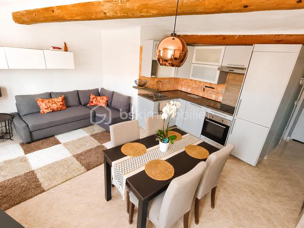 🏡 OLLIOULES CENTRE HISTORIQUE — Appartement de charme T3 de 51 m² • Vendu entièrement meublé • Rénové • Aucun travaux • Faibles charges • 2 chambres

Le charme de l'ancien, le confort d'aujourd'hui et une adresse où tout se fait à pied.

À seulement quelques pas de la place Jean Jaurès, des commerces, des écoles, du marché provençal et de toutes les commodités, découvrez un appartement de charme de 51 m², niché au 3ᵉ étage sur 4 d'un immeuble datant de 1879, où le charme de l'ancien rencontre le confort d'une rénovation soignée.

Vendu entièrement meublé et équipé, il vous permettra de vous installer immédiatement ou de démarrer un projet locatif sans investissement complémentaire. Mobilier intégralement inclus dans le prix de vente.

Derrière cette façade chargée d'histoire se dévoile un appartement entièrement rénové et soigneusement entretenu, où les rénovations ont été réalisées avec soin afin d'offrir un cadre de vie confortable tout en préservant l'âme des lieux.
La cage d'escalier, entièrement rénovée il y a seulement un an, témoigne également du soin apporté à l'entretien de la copropriété.
________________________________________

Dès l'entrée, une agréable sensation de bien-être s'installe. 

La lumière naturelle baigne les pièces de vie tandis que les matériaux choisis créent une ambiance chaleureuse et accueillante.

Le séjour, exposé Sud-Est, constitue un véritable espace de vie convivial.

Les volumes, la belle hauteur sous plafond et les poutres apparentes confèrent au séjour une atmosphère chaleureuse et authentique, typique des appartements du centre historique.

Ouverte sur le séjour, la cuisine entièrement équipée, installée il y a seulement quelques années, séduit par son design contemporain, ses nombreux rangements et sa fonctionnalité au quotidien avec une belle surface d'environ 25 m².

L'espace nuit se compose de deux véritables chambres d'environ 11 m² et 9 m², chacune bénéficiant d'un espace dressing ouvert particulièrement pratique.

La salle d'eau, moderne et parfaitement entretenue avec WC et équipée d'un meuble double vasque avec miroir contemporains complète harmonieusement l'ensemble.
________________________________________

✨ Des prestations pensées pour votre confort

Soucieuse d'offrir un cadre de vie plus confortable et économe en énergie, la propriétaire a entrepris plusieurs travaux d'amélioration :

✔ Isolation des deux chambres réalisée il y a un an

✔ Porte d'entrée remplacée il y a un an

✔ Fenêtres PVC à double vitrage phonique

✔ Tableau électrique remplacé il y a seulement 3 mois

✔ Chauffe-eau neuf (3 mois)

✔ VMC neuve (3 mois)

✔ Chauffage individuel électrique moderne au design cheminée

✔ Fibre optique

✔ Raccordement au tout-à-l'égout

Ces améliorations contribuent à offrir un appartement confortable, économe et parfaitement adapté aux exigences de la vie actuelle.

L'appartement est aujourd'hui en excellent état général et ne nécessite aucun travaux. Vous n'aurez plus qu'à poser vos valises.
________________________________________

🏢 Une copropriété bien entretenue

Administrée par un syndic professionnel, la copropriété est parfaitement entretenue et bénéficie de faibles charges d'environ 40 € par mois, comprenant notamment :

• les honoraires du syndic ;

• l'assurance de l'immeuble ;

• l'entretien des parties communes ;

• le passage d'une société de nettoyage trois fois par mois ;

• Un fond de travaux.

Taxe foncière : environ 800 € par an.
________________________________________

📍 Un emplacement privilégié

Vivre au cœur d'Ollioules, c'est profiter d'un quotidien où tout se fait à pied : commerces, restaurants, marché provençal, écoles, services et animations du village sont accessibles en seulement quelques minutes.

Le stationnement est facilité grâce aux nombreux parkings publics situés à proximité immédiate de l'appartement. Vous profitez ainsi de tous les avantages du centre historique sans renoncer au confort d'un stationnement pratique au quotidien.
________________________________________

❤️ Les atouts de ce bien :

🏡 51 m²

🛋️ Appartement vendu entièrement meublé et équipé

🏛️ Immeuble chargé d'histoire construit en 1879

📍 Emplacement privilégié au cœur du centre historique

✨ Aucun travaux à prévoir

🏠 Appartement en excellent état

☀️ Appartement lumineux

📐 Belle hauteur sous plafond

🪵 Poutres apparentes

☀️ Séjour lumineux exposé Sud-Est d'environ 25 m²

🛏️ 2 chambres avec espaces dressing

🍽️ Cuisine équipée récente

🚪 Porte d'entrée remplacée il y a un an

♨️ Chauffe-eau neuf

🌬️ VMC neuve

⚡ Tableau électrique récent

🪟 Double vitrage phonique PVC

🧱 Isolation récente des chambres

📶 Fibre optique

🔥 Chauffage individuel moderne

💶 Charges de copropriété : 40 €/mois

🚶 Centre-ville, commerces, écoles et marché accessibles à pied

🅿️ Nombreux parkings à proximité immédiate
________________________________________

Que vous recherchiez votre résidence principale, un pied-à-terre plein de charme ou un investissement patrimonial dans l'un des villages les plus recherchés de l'Ouest Toulonnais, cet appartement représente une opportunité rare sur le secteur.

Entre le charme de l'ancien, la qualité de sa rénovation, son mobilier intégralement inclus, ses faibles charges et son emplacement privilégié au cœur d'Ollioules, cet appartement réunit de nombreux atouts qui en font une opportunité rare.

Une adresse pleine de charme qui ne demande plus qu'à accueillir ses futurs propriétaires.

Contactez-moi dès aujourd'hui pour organiser votre visite.

Parcourez les photos pour consulter le plan 2D de l'appartement pour vous immerger dans chaque pièce.
Prix : 176 000 € Honoraires d'agence inclus.