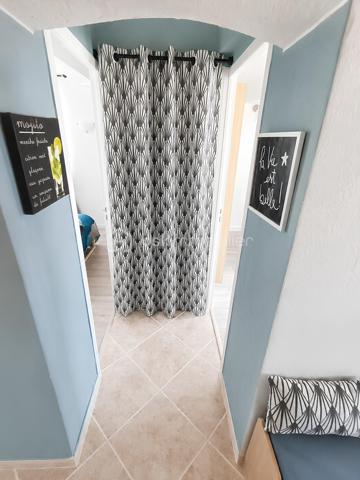 🏡 OLLIOULES CENTRE HISTORIQUE — Appartement de charme T3 de 51 m² • Vendu entièrement meublé • Rénové • Aucun travaux • Faibles charges • 2 chambres

Le charme de l'ancien, le confort d'aujourd'hui et une adresse où tout se fait à pied.

À seulement quelques pas de la place Jean Jaurès, des commerces, des écoles, du marché provençal et de toutes les commodités, découvrez un appartement de charme de 51 m², niché au 3ᵉ étage sur 4 d'un immeuble datant de 1879, où le charme de l'ancien rencontre le confort d'une rénovation soignée.

Vendu entièrement meublé et équipé, il vous permettra de vous installer immédiatement ou de démarrer un projet locatif sans investissement complémentaire. Mobilier intégralement inclus dans le prix de vente.

Derrière cette façade chargée d'histoire se dévoile un appartement entièrement rénové et soigneusement entretenu, où les rénovations ont été réalisées avec soin afin d'offrir un cadre de vie confortable tout en préservant l'âme des lieux.
La cage d'escalier, entièrement rénovée il y a seulement un an, témoigne également du soin apporté à l'entretien de la copropriété.
________________________________________

Dès l'entrée, une agréable sensation de bien-être s'installe. 

La lumière naturelle baigne les pièces de vie tandis que les matériaux choisis créent une ambiance chaleureuse et accueillante.

Le séjour, exposé Sud-Est, constitue un véritable espace de vie convivial.

Les volumes, la belle hauteur sous plafond et les poutres apparentes confèrent au séjour une atmosphère chaleureuse et authentique, typique des appartements du centre historique.

Ouverte sur le séjour, la cuisine entièrement équipée, installée il y a seulement quelques années, séduit par son design contemporain, ses nombreux rangements et sa fonctionnalité au quotidien avec une belle surface d'environ 25 m².

L'espace nuit se compose de deux véritables chambres d'environ 11 m² et 9 m², chacune bénéficiant d'un espace dressing ouvert particulièrement pratique.

La salle d'eau, moderne et parfaitement entretenue avec WC et équipée d'un meuble double vasque avec miroir contemporains complète harmonieusement l'ensemble.
________________________________________

✨ Des prestations pensées pour votre confort

Soucieuse d'offrir un cadre de vie plus confortable et économe en énergie, la propriétaire a entrepris plusieurs travaux d'amélioration :

✔ Isolation des deux chambres réalisée il y a un an

✔ Porte d'entrée remplacée il y a un an

✔ Fenêtres PVC à double vitrage phonique

✔ Tableau électrique remplacé il y a seulement 3 mois

✔ Chauffe-eau neuf (3 mois)

✔ VMC neuve (3 mois)

✔ Chauffage individuel électrique moderne au design cheminée

✔ Fibre optique

✔ Raccordement au tout-à-l'égout

Ces améliorations contribuent à offrir un appartement confortable, économe et parfaitement adapté aux exigences de la vie actuelle.

L'appartement est aujourd'hui en excellent état général et ne nécessite aucun travaux. Vous n'aurez plus qu'à poser vos valises.
________________________________________

🏢 Une copropriété bien entretenue

Administrée par un syndic professionnel, la copropriété est parfaitement entretenue et bénéficie de faibles charges d'environ 40 € par mois, comprenant notamment :

• les honoraires du syndic ;

• l'assurance de l'immeuble ;

• l'entretien des parties communes ;

• le passage d'une société de nettoyage trois fois par mois ;

• Un fond de travaux.

Taxe foncière : environ 800 € par an.
________________________________________

📍 Un emplacement privilégié

Vivre au cœur d'Ollioules, c'est profiter d'un quotidien où tout se fait à pied : commerces, restaurants, marché provençal, écoles, services et animations du village sont accessibles en seulement quelques minutes.

Le stationnement est facilité grâce aux nombreux parkings publics situés à proximité immédiate de l'appartement. Vous profitez ainsi de tous les avantages du centre historique sans renoncer au confort d'un stationnement pratique au quotidien.
________________________________________

❤️ Les atouts de ce bien :

🏡 51 m²

🛋️ Appartement vendu entièrement meublé et équipé

🏛️ Immeuble chargé d'histoire construit en 1879

📍 Emplacement privilégié au cœur du centre historique

✨ Aucun travaux à prévoir

🏠 Appartement en excellent état

☀️ Appartement lumineux

📐 Belle hauteur sous plafond

🪵 Poutres apparentes

☀️ Séjour lumineux exposé Sud-Est d'environ 25 m²

🛏️ 2 chambres avec espaces dressing

🍽️ Cuisine équipée récente

🚪 Porte d'entrée remplacée il y a un an

♨️ Chauffe-eau neuf

🌬️ VMC neuve

⚡ Tableau électrique récent

🪟 Double vitrage phonique PVC

🧱 Isolation récente des chambres

📶 Fibre optique

🔥 Chauffage individuel moderne

💶 Charges de copropriété : 40 €/mois

🚶 Centre-ville, commerces, écoles et marché accessibles à pied

🅿️ Nombreux parkings à proximité immédiate
________________________________________

Que vous recherchiez votre résidence principale, un pied-à-terre plein de charme ou un investissement patrimonial dans l'un des villages les plus recherchés de l'Ouest Toulonnais, cet appartement représente une opportunité rare sur le secteur.

Entre le charme de l'ancien, la qualité de sa rénovation, son mobilier intégralement inclus, ses faibles charges et son emplacement privilégié au cœur d'Ollioules, cet appartement réunit de nombreux atouts qui en font une opportunité rare.

Une adresse pleine de charme qui ne demande plus qu'à accueillir ses futurs propriétaires.

Contactez-moi dès aujourd'hui pour organiser votre visite.

Parcourez les photos pour consulter le plan 2D de l'appartement pour vous immerger dans chaque pièce.
Prix : 176 000 € Honoraires d'agence inclus.