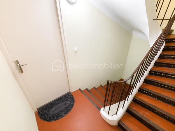 🏡 OLLIOULES CENTRE HISTORIQUE — Appartement de charme T3 de 51 m² • Vendu entièrement meublé • Rénové • Aucun travaux • Faibles charges • 2 chambres

Le charme de l'ancien, le confort d'aujourd'hui et une adresse où tout se fait à pied.

À seulement quelques pas de la place Jean Jaurès, des commerces, des écoles, du marché provençal et de toutes les commodités, découvrez un appartement de charme de 51 m², niché au 3ᵉ étage sur 4 d'un immeuble datant de 1879, où le charme de l'ancien rencontre le confort d'une rénovation soignée.

Vendu entièrement meublé et équipé, il vous permettra de vous installer immédiatement ou de démarrer un projet locatif sans investissement complémentaire. Mobilier intégralement inclus dans le prix de vente.

Derrière cette façade chargée d'histoire se dévoile un appartement entièrement rénové et soigneusement entretenu, où les rénovations ont été réalisées avec soin afin d'offrir un cadre de vie confortable tout en préservant l'âme des lieux.
La cage d'escalier, entièrement rénovée il y a seulement un an, témoigne également du soin apporté à l'entretien de la copropriété.
________________________________________

Dès l'entrée, une agréable sensation de bien-être s'installe. 

La lumière naturelle baigne les pièces de vie tandis que les matériaux choisis créent une ambiance chaleureuse et accueillante.

Le séjour, exposé Sud-Est, constitue un véritable espace de vie convivial.

Les volumes, la belle hauteur sous plafond et les poutres apparentes confèrent au séjour une atmosphère chaleureuse et authentique, typique des appartements du centre historique.

Ouverte sur le séjour, la cuisine entièrement équipée, installée il y a seulement quelques années, séduit par son design contemporain, ses nombreux rangements et sa fonctionnalité au quotidien avec une belle surface d'environ 25 m².

L'espace nuit se compose de deux véritables chambres d'environ 11 m² et 9 m², chacune bénéficiant d'un espace dressing ouvert particulièrement pratique.

La salle d'eau, moderne et parfaitement entretenue avec WC et équipée d'un meuble double vasque avec miroir contemporains complète harmonieusement l'ensemble.
________________________________________

✨ Des prestations pensées pour votre confort

Soucieuse d'offrir un cadre de vie plus confortable et économe en énergie, la propriétaire a entrepris plusieurs travaux d'amélioration :

✔ Isolation des deux chambres réalisée il y a un an

✔ Porte d'entrée remplacée il y a un an

✔ Fenêtres PVC à double vitrage phonique

✔ Tableau électrique remplacé il y a seulement 3 mois

✔ Chauffe-eau neuf (3 mois)

✔ VMC neuve (3 mois)

✔ Chauffage individuel électrique moderne au design cheminée

✔ Fibre optique

✔ Raccordement au tout-à-l'égout

Ces améliorations contribuent à offrir un appartement confortable, économe et parfaitement adapté aux exigences de la vie actuelle.

L'appartement est aujourd'hui en excellent état général et ne nécessite aucun travaux. Vous n'aurez plus qu'à poser vos valises.
________________________________________

🏢 Une copropriété bien entretenue

Administrée par un syndic professionnel, la copropriété est parfaitement entretenue et bénéficie de faibles charges d'environ 40 € par mois, comprenant notamment :

• les honoraires du syndic ;

• l'assurance de l'immeuble ;

• l'entretien des parties communes ;

• le passage d'une société de nettoyage trois fois par mois ;

• Un fond de travaux.

Taxe foncière : environ 800 € par an.
________________________________________

📍 Un emplacement privilégié

Vivre au cœur d'Ollioules, c'est profiter d'un quotidien où tout se fait à pied : commerces, restaurants, marché provençal, écoles, services et animations du village sont accessibles en seulement quelques minutes.

Le stationnement est facilité grâce aux nombreux parkings publics situés à proximité immédiate de l'appartement. Vous profitez ainsi de tous les avantages du centre historique sans renoncer au confort d'un stationnement pratique au quotidien.
________________________________________

❤️ Les atouts de ce bien :

🏡 51 m²

🛋️ Appartement vendu entièrement meublé et équipé

🏛️ Immeuble chargé d'histoire construit en 1879

📍 Emplacement privilégié au cœur du centre historique

✨ Aucun travaux à prévoir

🏠 Appartement en excellent état

☀️ Appartement lumineux

📐 Belle hauteur sous plafond

🪵 Poutres apparentes

☀️ Séjour lumineux exposé Sud-Est d'environ 25 m²

🛏️ 2 chambres avec espaces dressing

🍽️ Cuisine équipée récente

🚪 Porte d'entrée remplacée il y a un an

♨️ Chauffe-eau neuf

🌬️ VMC neuve

⚡ Tableau électrique récent

🪟 Double vitrage phonique PVC

🧱 Isolation récente des chambres

📶 Fibre optique

🔥 Chauffage individuel moderne

💶 Charges de copropriété : 40 €/mois

🚶 Centre-ville, commerces, écoles et marché accessibles à pied

🅿️ Nombreux parkings à proximité immédiate
________________________________________

Que vous recherchiez votre résidence principale, un pied-à-terre plein de charme ou un investissement patrimonial dans l'un des villages les plus recherchés de l'Ouest Toulonnais, cet appartement représente une opportunité rare sur le secteur.

Entre le charme de l'ancien, la qualité de sa rénovation, son mobilier intégralement inclus, ses faibles charges et son emplacement privilégié au cœur d'Ollioules, cet appartement réunit de nombreux atouts qui en font une opportunité rare.

Une adresse pleine de charme qui ne demande plus qu'à accueillir ses futurs propriétaires.

Contactez-moi dès aujourd'hui pour organiser votre visite.

Parcourez les photos pour consulter le plan 2D de l'appartement pour vous immerger dans chaque pièce.
Prix : 176 000 € Honoraires d'agence inclus.