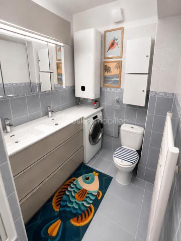 🏡 OLLIOULES CENTRE HISTORIQUE — Appartement de charme T3 de 51 m² • Vendu entièrement meublé • Rénové • Aucun travaux • Faibles charges • 2 chambres

Le charme de l'ancien, le confort d'aujourd'hui et une adresse où tout se fait à pied.

À seulement quelques pas de la place Jean Jaurès, des commerces, des écoles, du marché provençal et de toutes les commodités, découvrez un appartement de charme de 51 m², niché au 3ᵉ étage sur 4 d'un immeuble datant de 1879, où le charme de l'ancien rencontre le confort d'une rénovation soignée.

Vendu entièrement meublé et équipé, il vous permettra de vous installer immédiatement ou de démarrer un projet locatif sans investissement complémentaire. Mobilier intégralement inclus dans le prix de vente.

Derrière cette façade chargée d'histoire se dévoile un appartement entièrement rénové et soigneusement entretenu, où les rénovations ont été réalisées avec soin afin d'offrir un cadre de vie confortable tout en préservant l'âme des lieux.
La cage d'escalier, entièrement rénovée il y a seulement un an, témoigne également du soin apporté à l'entretien de la copropriété.
________________________________________

Dès l'entrée, une agréable sensation de bien-être s'installe. 

La lumière naturelle baigne les pièces de vie tandis que les matériaux choisis créent une ambiance chaleureuse et accueillante.

Le séjour, exposé Sud-Est, constitue un véritable espace de vie convivial.

Les volumes, la belle hauteur sous plafond et les poutres apparentes confèrent au séjour une atmosphère chaleureuse et authentique, typique des appartements du centre historique.

Ouverte sur le séjour, la cuisine entièrement équipée, installée il y a seulement quelques années, séduit par son design contemporain, ses nombreux rangements et sa fonctionnalité au quotidien avec une belle surface d'environ 25 m².

L'espace nuit se compose de deux véritables chambres d'environ 11 m² et 9 m², chacune bénéficiant d'un espace dressing ouvert particulièrement pratique.

La salle d'eau, moderne et parfaitement entretenue avec WC et équipée d'un meuble double vasque avec miroir contemporains complète harmonieusement l'ensemble.
________________________________________

✨ Des prestations pensées pour votre confort

Soucieuse d'offrir un cadre de vie plus confortable et économe en énergie, la propriétaire a entrepris plusieurs travaux d'amélioration :

✔ Isolation des deux chambres réalisée il y a un an

✔ Porte d'entrée remplacée il y a un an

✔ Fenêtres PVC à double vitrage phonique

✔ Tableau électrique remplacé il y a seulement 3 mois

✔ Chauffe-eau neuf (3 mois)

✔ VMC neuve (3 mois)

✔ Chauffage individuel électrique moderne au design cheminée

✔ Fibre optique

✔ Raccordement au tout-à-l'égout

Ces améliorations contribuent à offrir un appartement confortable, économe et parfaitement adapté aux exigences de la vie actuelle.

L'appartement est aujourd'hui en excellent état général et ne nécessite aucun travaux. Vous n'aurez plus qu'à poser vos valises.
________________________________________

🏢 Une copropriété bien entretenue

Administrée par un syndic professionnel, la copropriété est parfaitement entretenue et bénéficie de faibles charges d'environ 40 € par mois, comprenant notamment :

• les honoraires du syndic ;

• l'assurance de l'immeuble ;

• l'entretien des parties communes ;

• le passage d'une société de nettoyage trois fois par mois ;

• Un fond de travaux.

Taxe foncière : environ 800 € par an.
________________________________________

📍 Un emplacement privilégié

Vivre au cœur d'Ollioules, c'est profiter d'un quotidien où tout se fait à pied : commerces, restaurants, marché provençal, écoles, services et animations du village sont accessibles en seulement quelques minutes.

Le stationnement est facilité grâce aux nombreux parkings publics situés à proximité immédiate de l'appartement. Vous profitez ainsi de tous les avantages du centre historique sans renoncer au confort d'un stationnement pratique au quotidien.
________________________________________

❤️ Les atouts de ce bien :

🏡 51 m²

🛋️ Appartement vendu entièrement meublé et équipé

🏛️ Immeuble chargé d'histoire construit en 1879

📍 Emplacement privilégié au cœur du centre historique

✨ Aucun travaux à prévoir

🏠 Appartement en excellent état

☀️ Appartement lumineux

📐 Belle hauteur sous plafond

🪵 Poutres apparentes

☀️ Séjour lumineux exposé Sud-Est d'environ 25 m²

🛏️ 2 chambres avec espaces dressing

🍽️ Cuisine équipée récente

🚪 Porte d'entrée remplacée il y a un an

♨️ Chauffe-eau neuf

🌬️ VMC neuve

⚡ Tableau électrique récent

🪟 Double vitrage phonique PVC

🧱 Isolation récente des chambres

📶 Fibre optique

🔥 Chauffage individuel moderne

💶 Charges de copropriété : 40 €/mois

🚶 Centre-ville, commerces, écoles et marché accessibles à pied

🅿️ Nombreux parkings à proximité immédiate
________________________________________

Que vous recherchiez votre résidence principale, un pied-à-terre plein de charme ou un investissement patrimonial dans l'un des villages les plus recherchés de l'Ouest Toulonnais, cet appartement représente une opportunité rare sur le secteur.

Entre le charme de l'ancien, la qualité de sa rénovation, son mobilier intégralement inclus, ses faibles charges et son emplacement privilégié au cœur d'Ollioules, cet appartement réunit de nombreux atouts qui en font une opportunité rare.

Une adresse pleine de charme qui ne demande plus qu'à accueillir ses futurs propriétaires.

Contactez-moi dès aujourd'hui pour organiser votre visite.

Parcourez les photos pour consulter le plan 2D de l'appartement pour vous immerger dans chaque pièce.
Prix : 176 000 € Honoraires d'agence inclus.